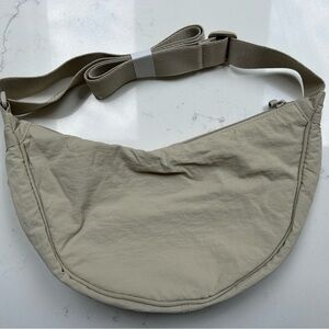 Uniqlo crescent bag, in beige